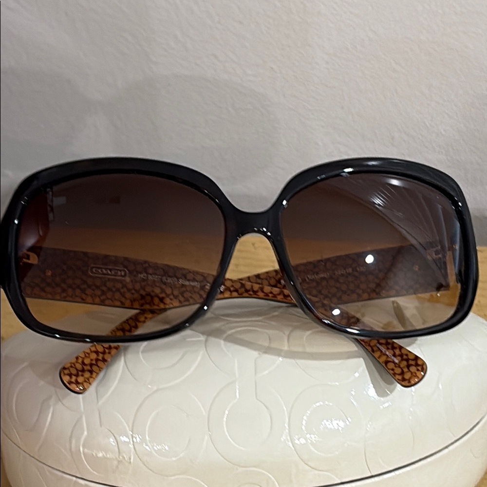 Ladies coach sunglasses. Never worn.